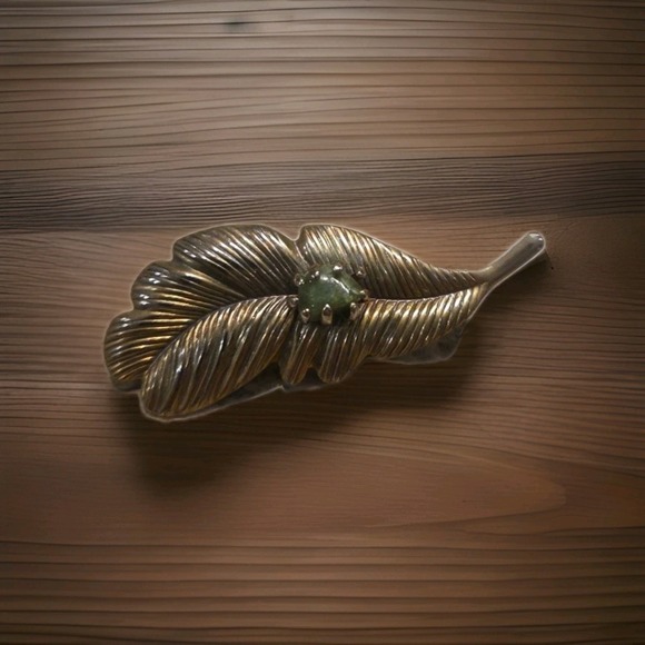The Unbranded Brand Jewelry - Vintage Gold Tone Metal Green Stone Leaf Brooch Pin